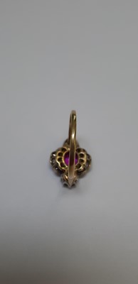 Lot 32 - CATALOGUE AMENDMENT- A pink corundum and diamond cluster ring.