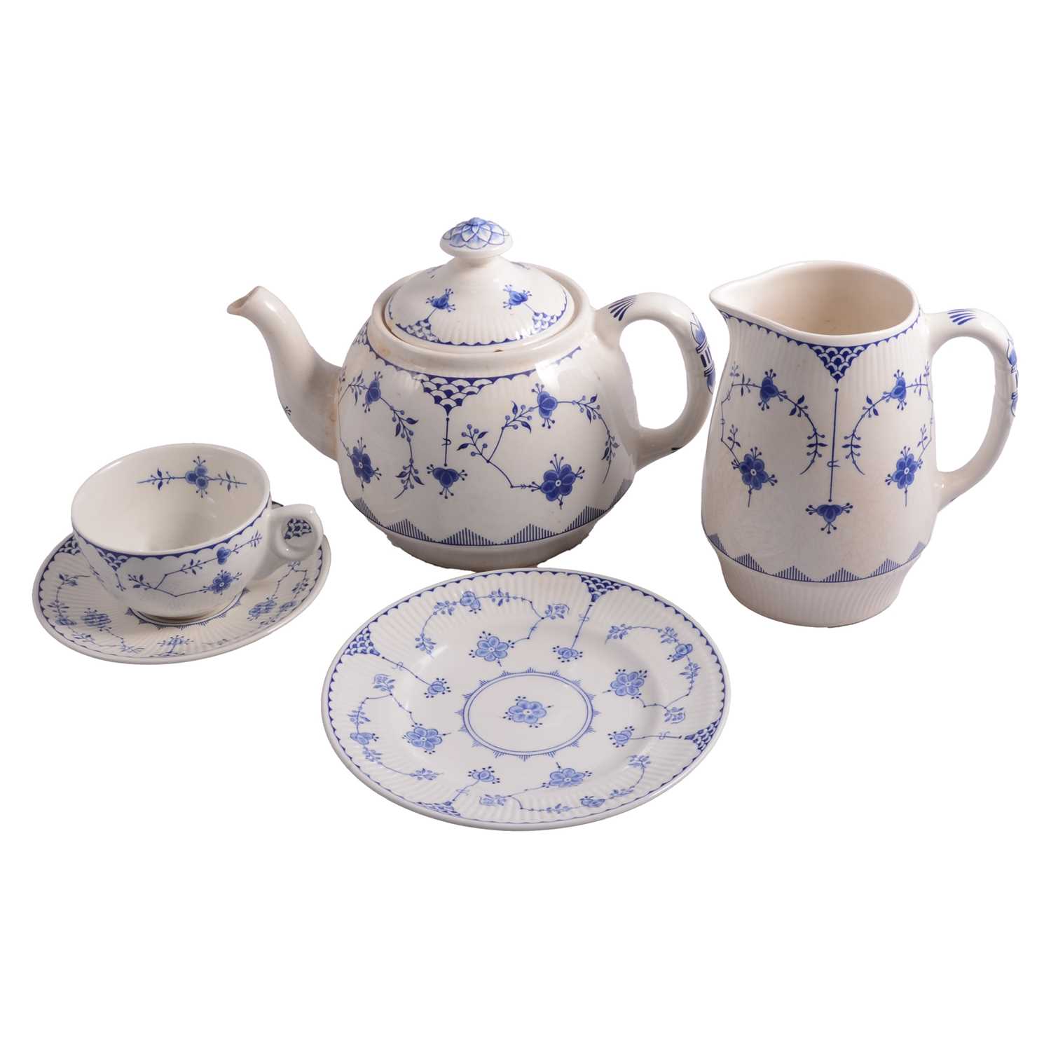 Lot 80 - Large quantity of Furnivals Denmark pattern table wares
