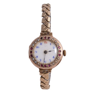 Lot 473 - A lady's vintage 9 carat yellow gold manual wind wristwatch.
