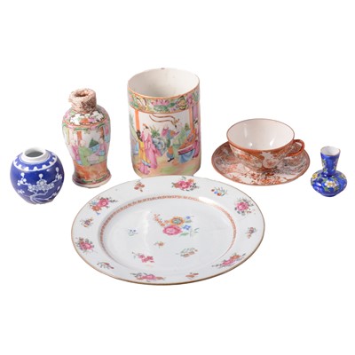 Lot 39 - Box of assorted Chinese porcelain and decorative wares