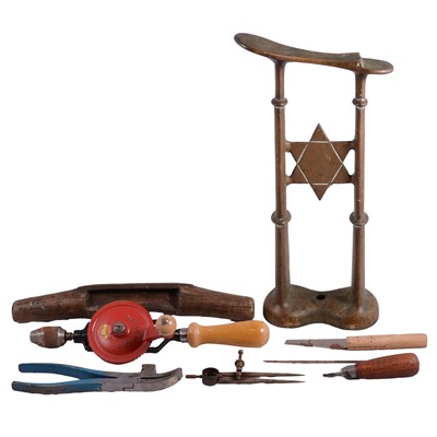 Lot 128 - Small quantity of cobbler's tools and cast brass standard shoe last