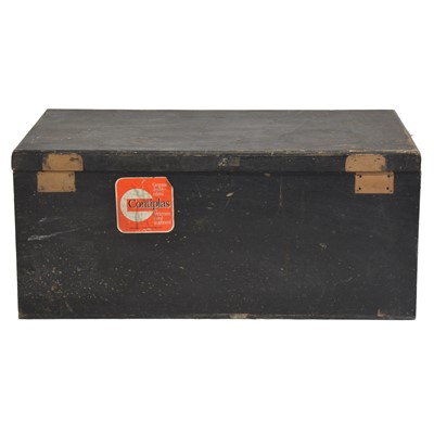 Lot 400 - Carpenters tool chest and a quantity of carpenters/cabinet makers tools