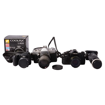Lot 113 - A collection of cameras and some accessories