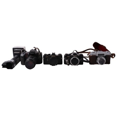 Lot 112 - A small collection of cameras