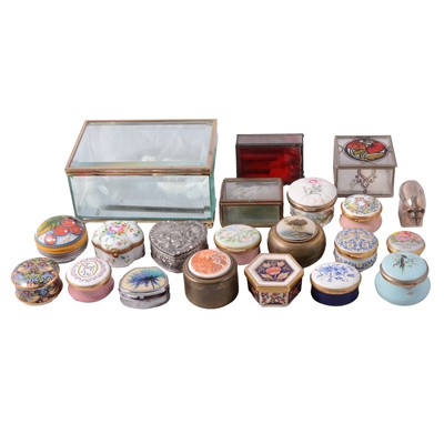Lot 97 - A collection of enamel, ceramic and glass trinket boxes