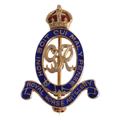 Lot 388 - A Royal Horse Artillery yellow and white metal insignia brooch.