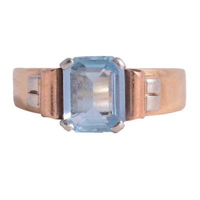 Lot 30 - An aquamarine dress ring.