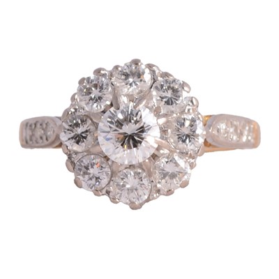 Lot 62 - A diamond cluster ring.