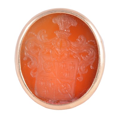 Lot 101 - An intaglio carved ring with armorial crest.