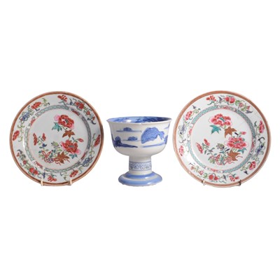 Lot 25 - A pair of Famille Rose plates and a Chinese blue and white pedestal dish.