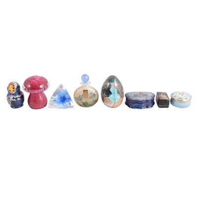 Lot 89 - Decorative paperweights, other ornamental glass, Fedoskino box