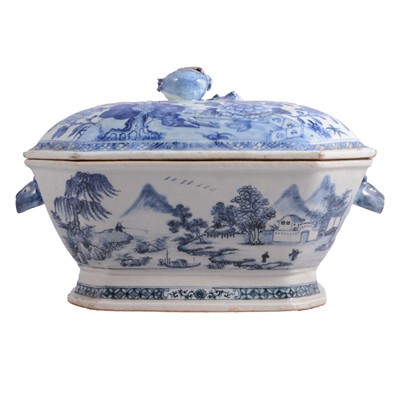 Lot 5 - Chinese export porcelain blue and white tureen