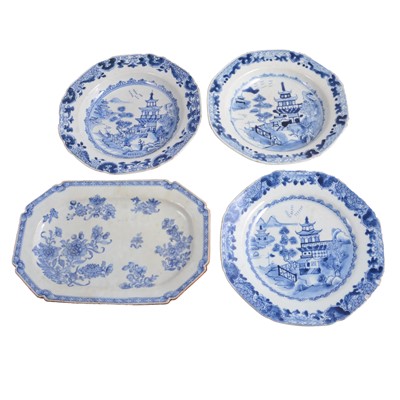 Lot 40 - Chinese export porcelain blue and white stand, and similar plates