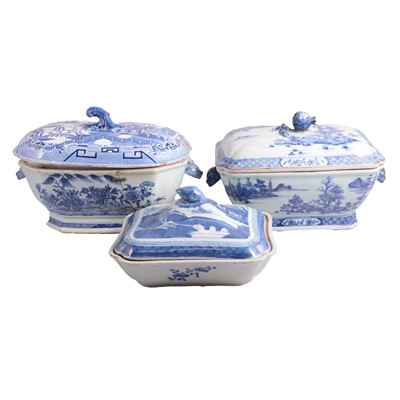 Lot 48 - Chinese armorial porcelain tureen base, and other similar ceramics