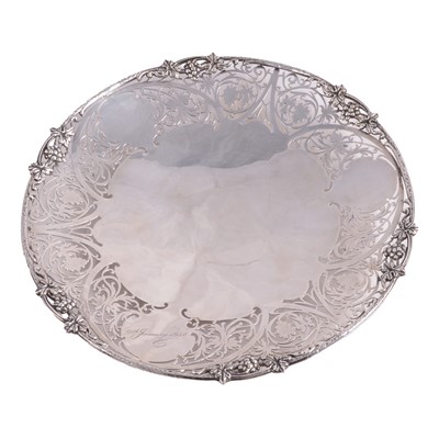 Lot 285 - Edwardian cake stand