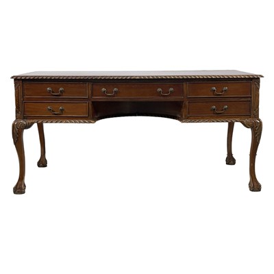 Lot 433 - Reproduction mahogany desk