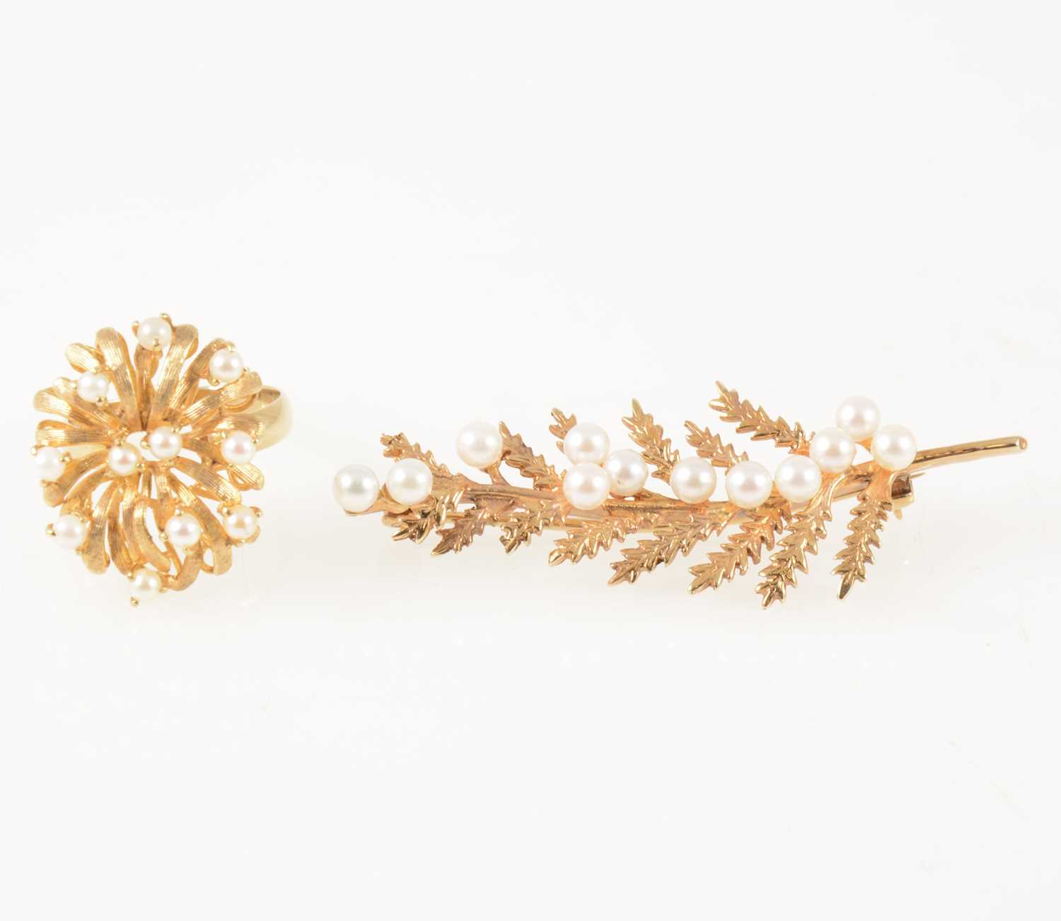 Lot 44 - A vintage cultured pearl ring and brooch