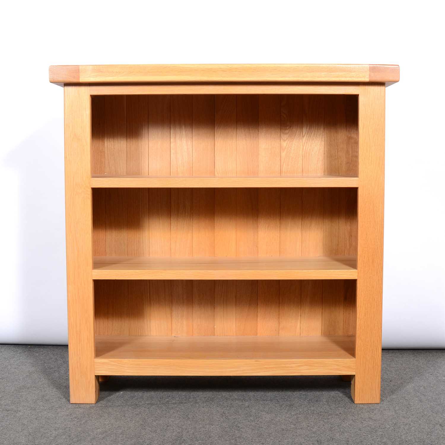 Lot 367 - Modern light oak open bookcase