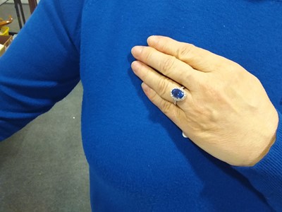 Lot 44 - A tanzanite and diamond cluster ring.