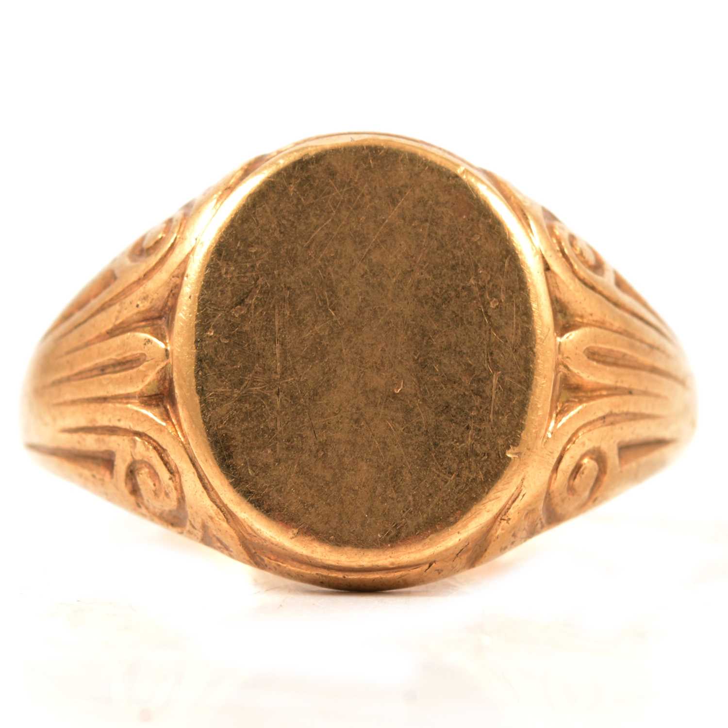 Lot 93 - A gentleman's 9 carat yellow gold signet ring.