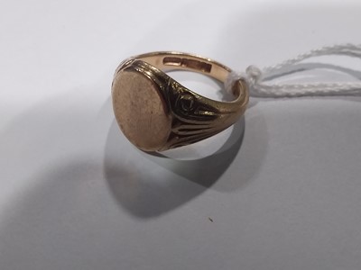 Lot 93 - A gentleman's 9 carat yellow gold signet ring.