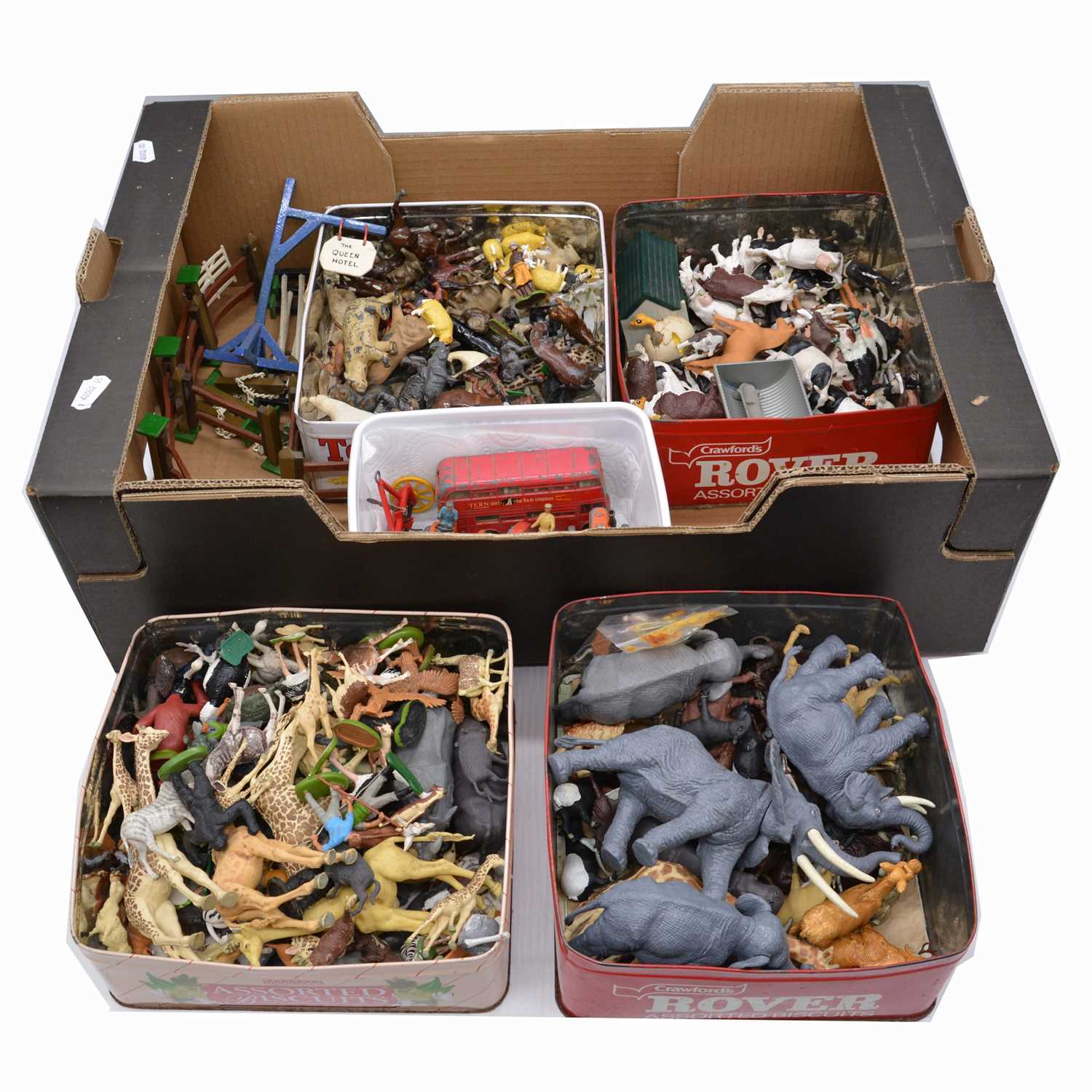 Lot 1040 - One tray of loose farm and zoo animal figures, various makers including Britains