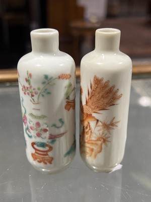 Lot 7 - Chinese porcelain teapot and a pair of miniature vases