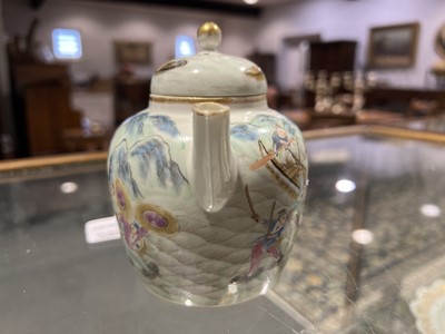 Lot 7 - Chinese porcelain teapot and a pair of miniature vases