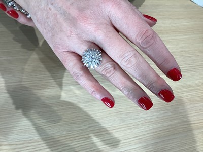 Lot 25 - A large multi stone diamond cluster ring.