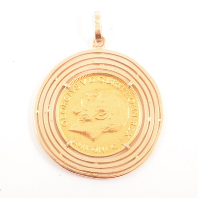Lot 131 - A Gold Full Sovereign Coin pendant, George V 1914.