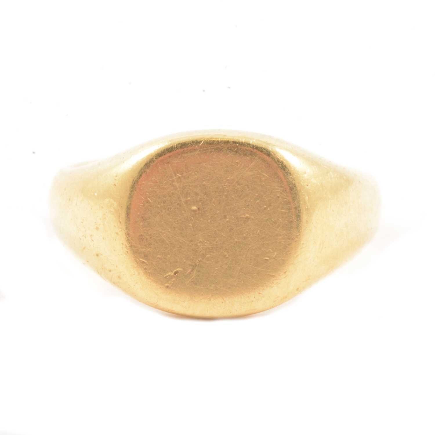 Lot 99 - An 18 carat yellow gold signet ring.