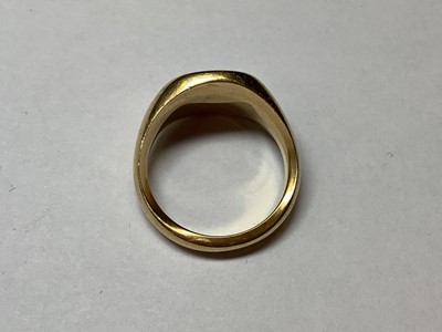 Lot 99 - An 18 carat yellow gold signet ring.