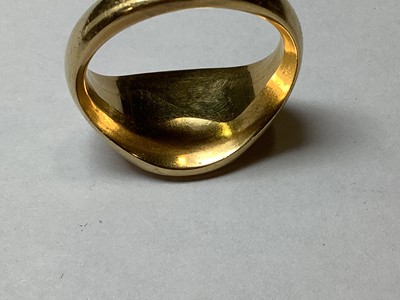 Lot 99 - An 18 carat yellow gold signet ring.