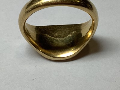 Lot 99 - An 18 carat yellow gold signet ring.