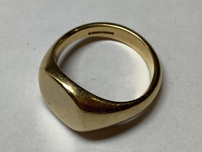 Lot 99 - An 18 carat yellow gold signet ring.