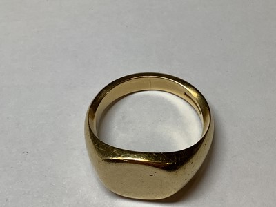 Lot 99 - An 18 carat yellow gold signet ring.