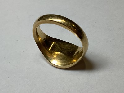 Lot 99 - An 18 carat yellow gold signet ring.