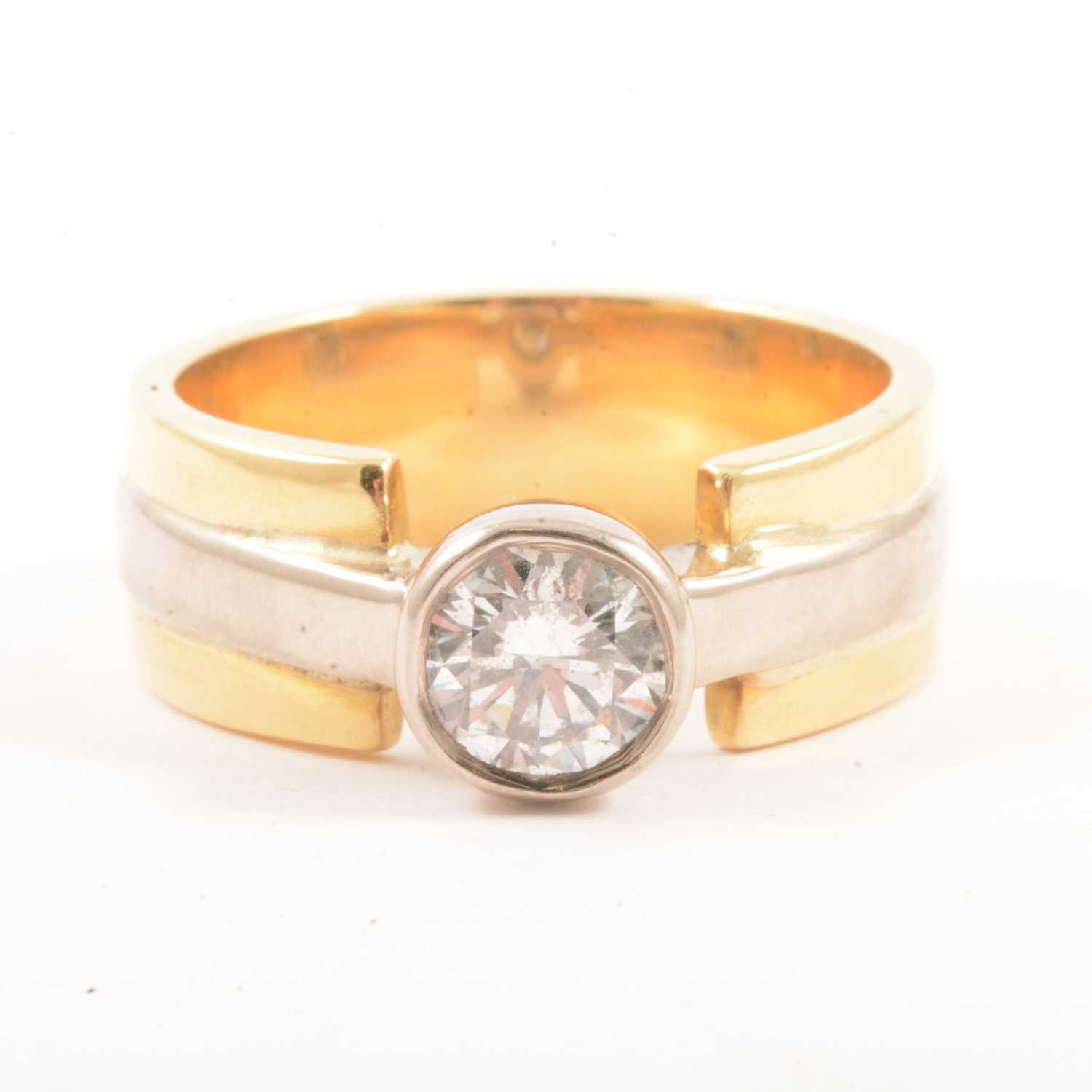 Lot 90 - A gentleman's diamond solitaire ring.