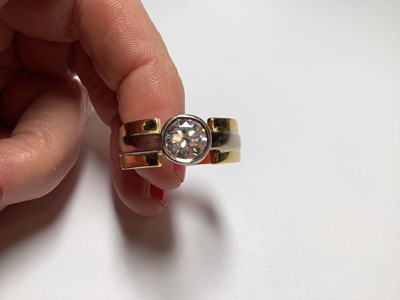 Lot 90 - A gentleman's diamond solitaire ring.