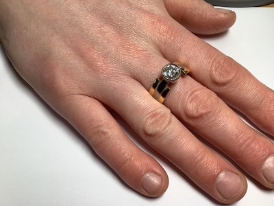 Lot 90 - A gentleman's diamond solitaire ring.