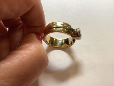 Lot 90 - A gentleman's diamond solitaire ring.