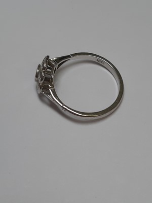 Lot 12 - A diamond cluster ring.