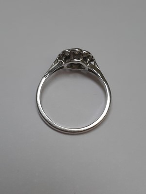 Lot 12 - A diamond cluster ring.