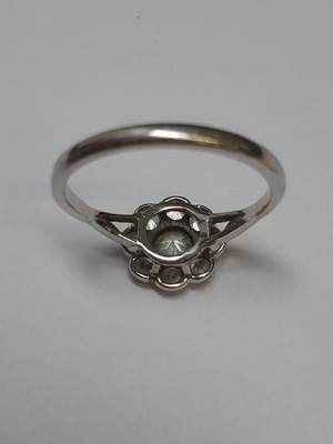 Lot 12 - A diamond cluster ring.