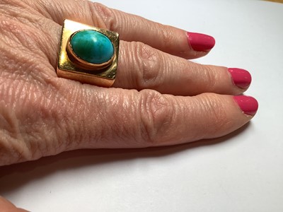 Lot 94 - A large turquoise dress ring.