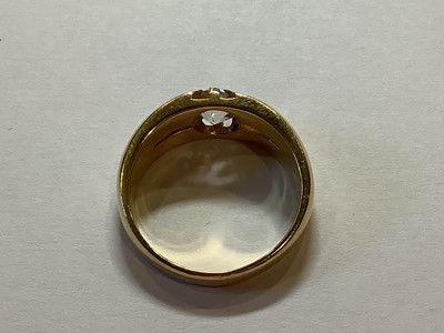 Lot 91 - A gentleman's diamond solitaire ring.