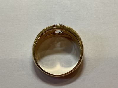 Lot 91 - A gentleman's diamond solitaire ring.
