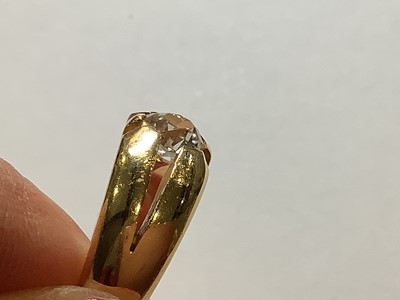 Lot 91 - A gentleman's diamond solitaire ring.