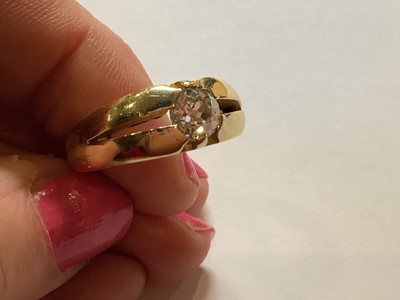 Lot 91 - A gentleman's diamond solitaire ring.
