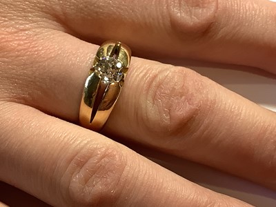 Lot 91 - A gentleman's diamond solitaire ring.